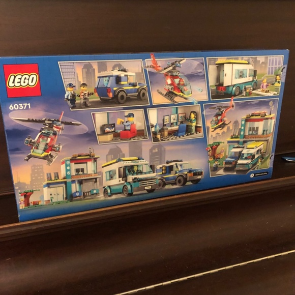 LEGO CITY EMERGENCY VEHICLES HQ 60371 - Picture 2 of 4